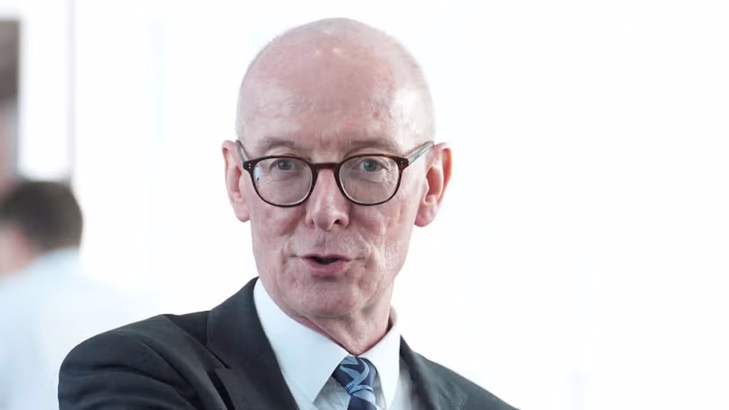 0_EMB-Pat-McFadden-visit-to-Boots-for-Jobs-Guarantee-scheme.jpg