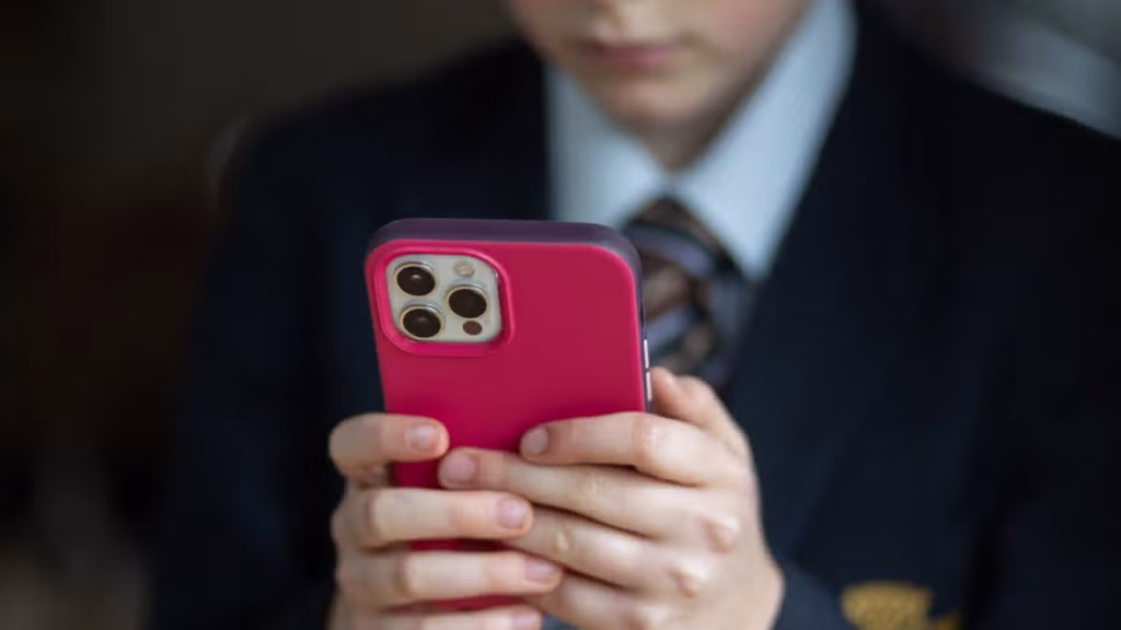 0_Plan-To-Ban-Use-Of-Mobile-Phones-In-Schools-In-England.jpg