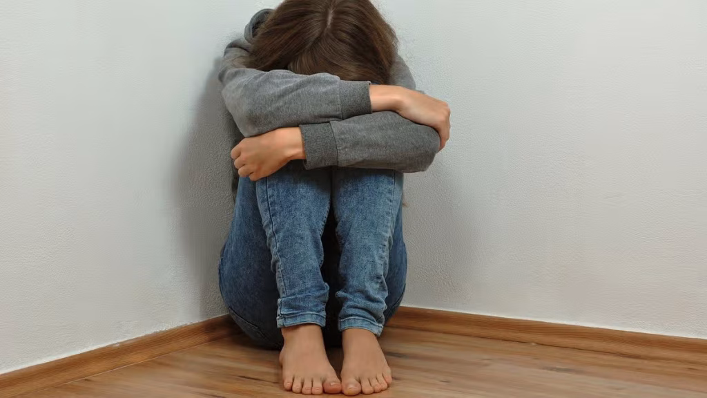0_Lonely-girl.jpg