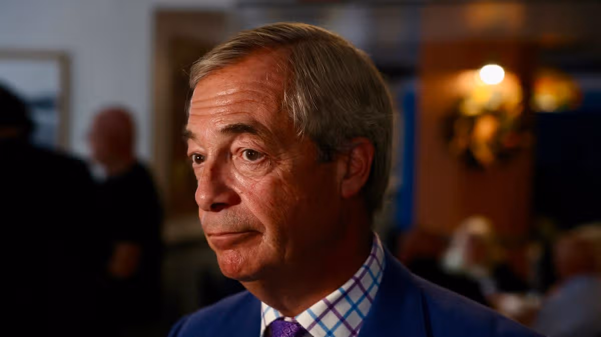 1_Farage-speak-to-pensioners-in-Redcar.jpg